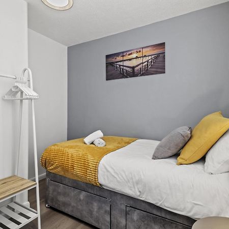 Serviced Apartment In Kettering Town Center - Stylish 2 Bedroom Apartment, Sleeps 4, Free Parking, Wifi, Sky, Netflix Нортхамптън Екстериор снимка