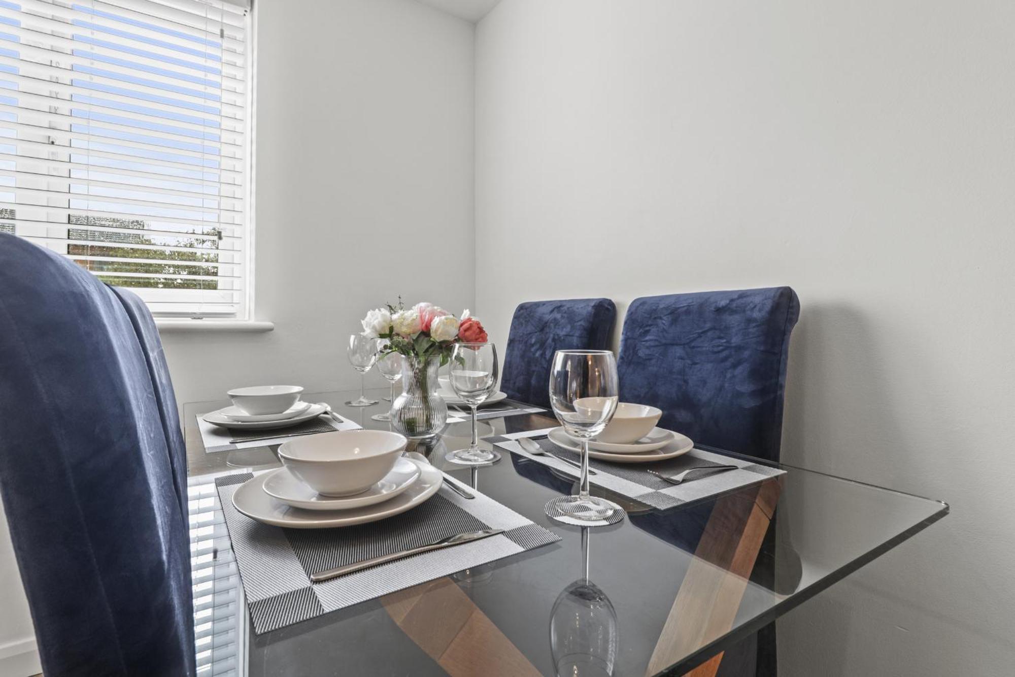 Serviced Apartment In Kettering Town Center - Stylish 2 Bedroom Apartment, Sleeps 4, Free Parking, Wifi, Sky, Netflix Нортхамптън Екстериор снимка