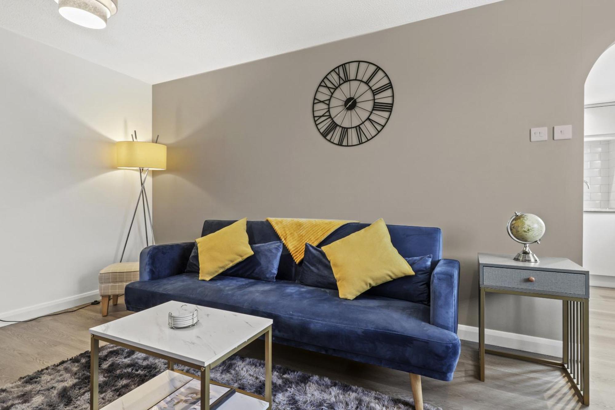 Serviced Apartment In Kettering Town Center - Stylish 2 Bedroom Apartment, Sleeps 4, Free Parking, Wifi, Sky, Netflix Нортхамптън Екстериор снимка