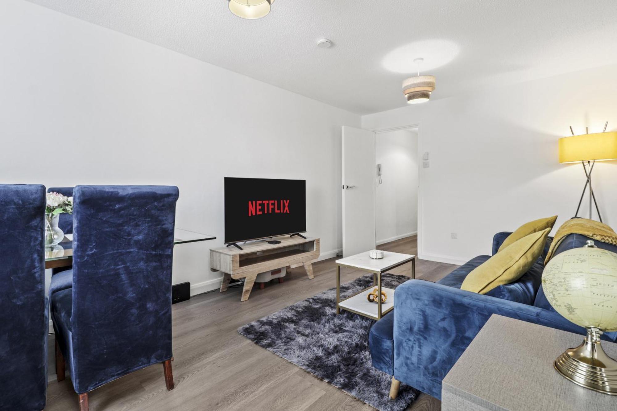 Serviced Apartment In Kettering Town Center - Stylish 2 Bedroom Apartment, Sleeps 4, Free Parking, Wifi, Sky, Netflix Нортхамптън Екстериор снимка