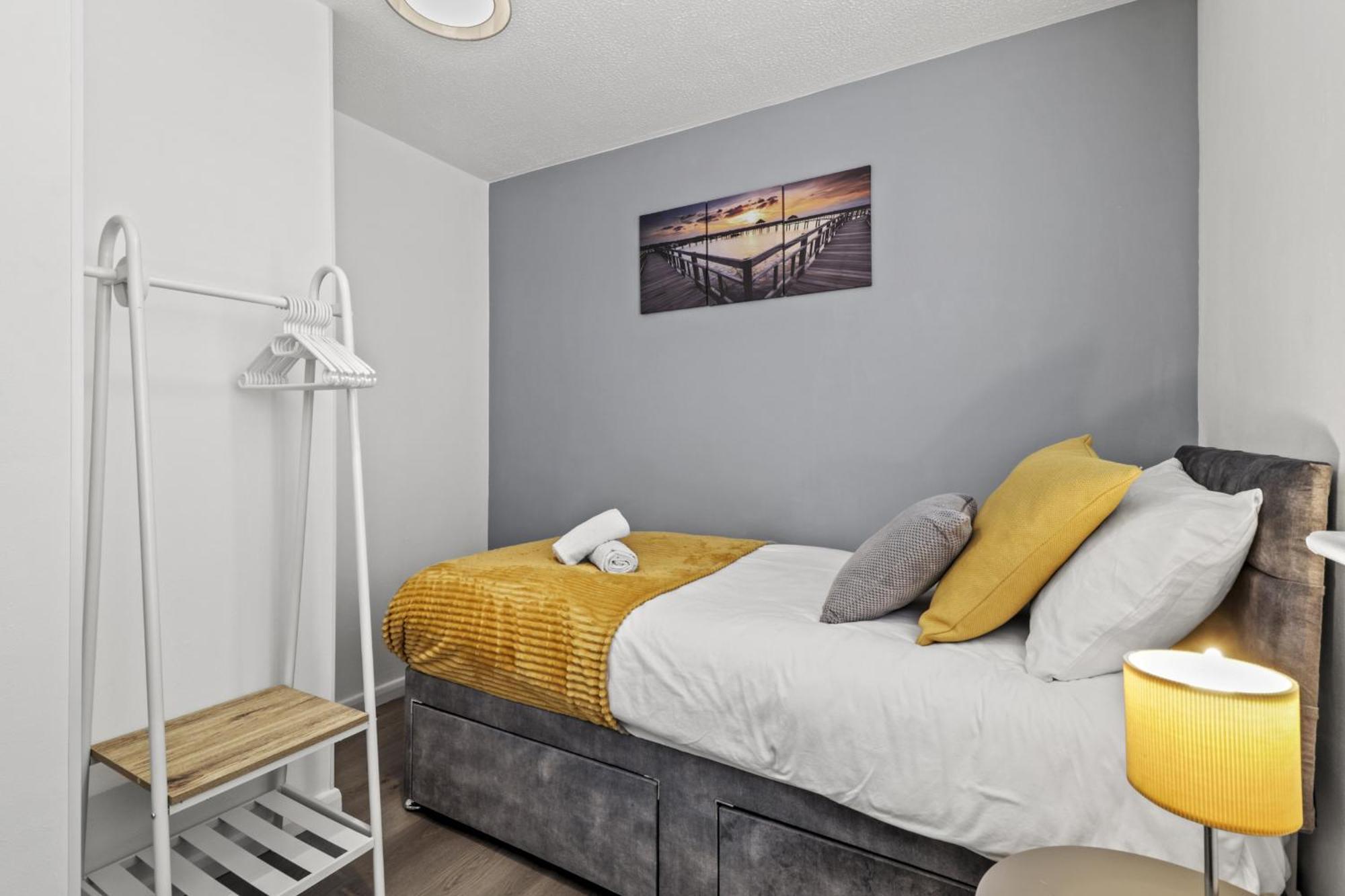 Serviced Apartment In Kettering Town Center - Stylish 2 Bedroom Apartment, Sleeps 4, Free Parking, Wifi, Sky, Netflix Нортхамптън Екстериор снимка